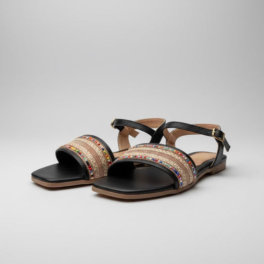 Vista lateral sandalias Alma Tribal con hebilla dorada y cuentas artesanales caribeñas
